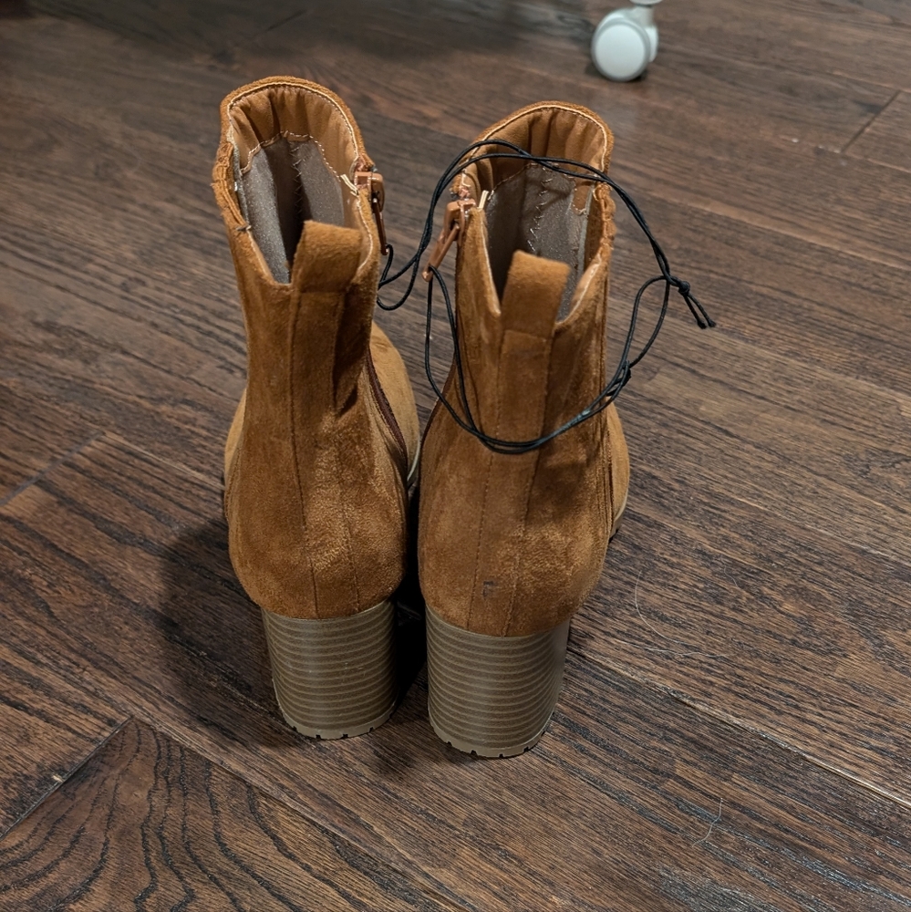 NWOB Maurices Alexa Brown Lug Ankle Boot - Picture 6 of 10